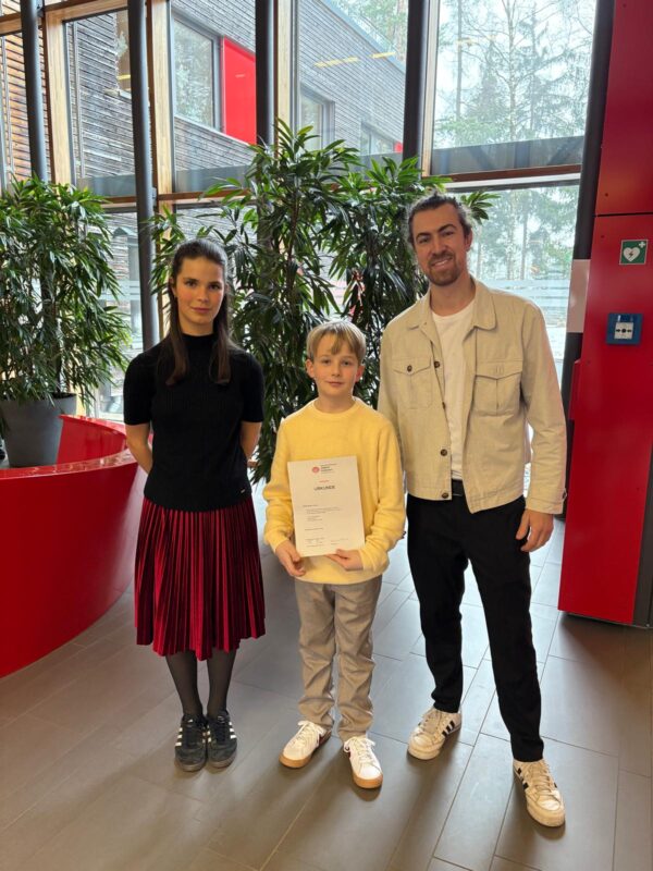 Fabian Maier, Klasse Peter Weiß, Kategorie Gitarre (Pop), Altersgruppe Ib, 1. Preis (24 Punkte). Katharina Brehm hat auf der Geige begleitet. 