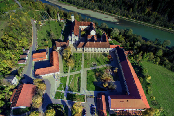 1_1 LUftbild neu Stadt Burghausen Jan 2020