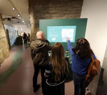 Bei der Eröffnung der Dauerausstellung Naturraum Salzach Wöhrsee im vergangenen Jahr waren die Besucher von den vielfältigen Mitmachstationen begeistert  Fotocredit: Stadt Burghausen/Nixdorf