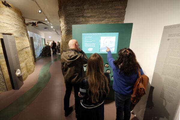 Bei der Eröffnung der Dauerausstellung Naturraum Salzach-Wöhrsee im vergangenen Jahr waren die Besucher von den vielfältigen Mitmachstationen begeistert. Fotocredit: Stadt Burghausen/Nixdorf
