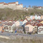 800 Meter lang ist die Hochwasserschutzwand an der Salzlände – sie wird auch im Nichtereignisfall regelmäßig zu Übungszwecken aufgebaut, so wie vergangenen Samstag  Fotocredit: Wasserwacht Burghausen/Mayer