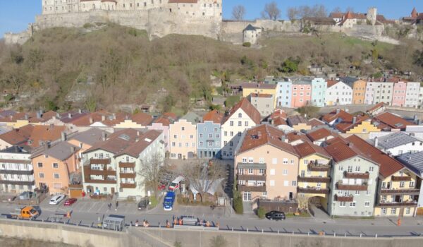default 800 Meter lang ist die Hochwasserschutzwand an der Salzlände – sie wird auch im Nichtereignisfall regelmäßig zu Übungszwecken aufgebaut, so wie vergangenen Samstag. Fotocredit: Wasserwacht Burghausen/Mayer