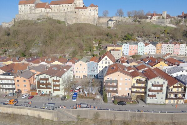 default 800 Meter lang ist die Hochwasserschutzwand an der Salzlände – sie wird auch im Nichtereignisfall regelmäßig zu Übungszwecken aufgebaut, so wie vergangenen Samstag. Fotocredit: Wasserwacht Burghausen/Mayer