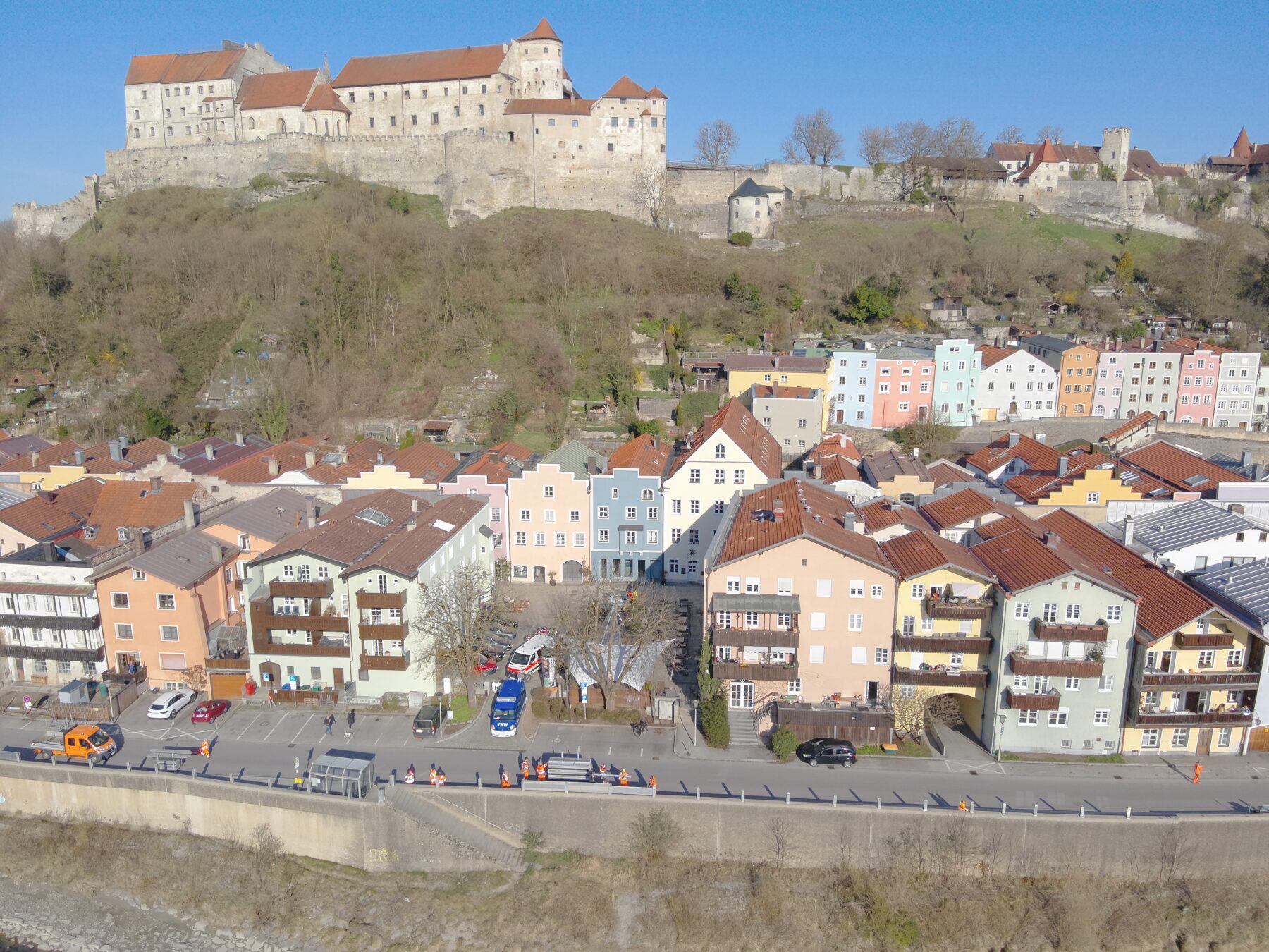 800 Meter lang ist die Hochwasserschutzwand an der Salzlände – sie wird auch im Nichtereignisfall regelmäßig zu Übungszwecken aufgebaut, so wie vergangenen Samstag Fotocredit: Wasserwacht Burghausen/Mayer