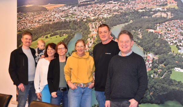 Haben jeweils zwei Karten für den Burghauser Konzertsommer gewonnen: Die Gewinnerinnen und Gewinner bekamen ihre Freikartengutscheine von Erstem Bürgermeister Florian Schneider (r.) im Rathaus überreicht. Fotocredit: Stadt Burghausen /tg