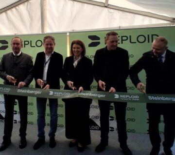 Sie eröffneten die weltweit erste modulare und skalierbare Insektenmastanlage in Burghausen (v l ): Wirtschaftsminister Hubert Aiwanger, Burghausens Erster Bürgermeister Florian Schneider, die oberösterreichische Landesrätin Michaela Langer Weninger und Philip Pauer, CEO von REPLOID Group AG 