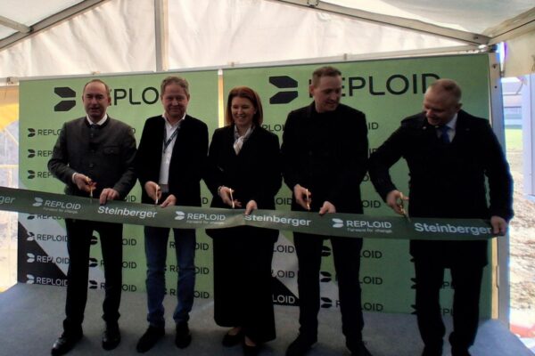 Sie eröffneten die weltweit erste modulare und skalierbare Insektenmastanlage in Burghausen (v.l.): Wirtschaftsminister Hubert Aiwanger, Burghausens Erster Bürgermeister Florian Schneider, die oberösterreichische Landesrätin Michaela Langer-Weninger und Philip Pauer, CEO von REPLOID Group AG.