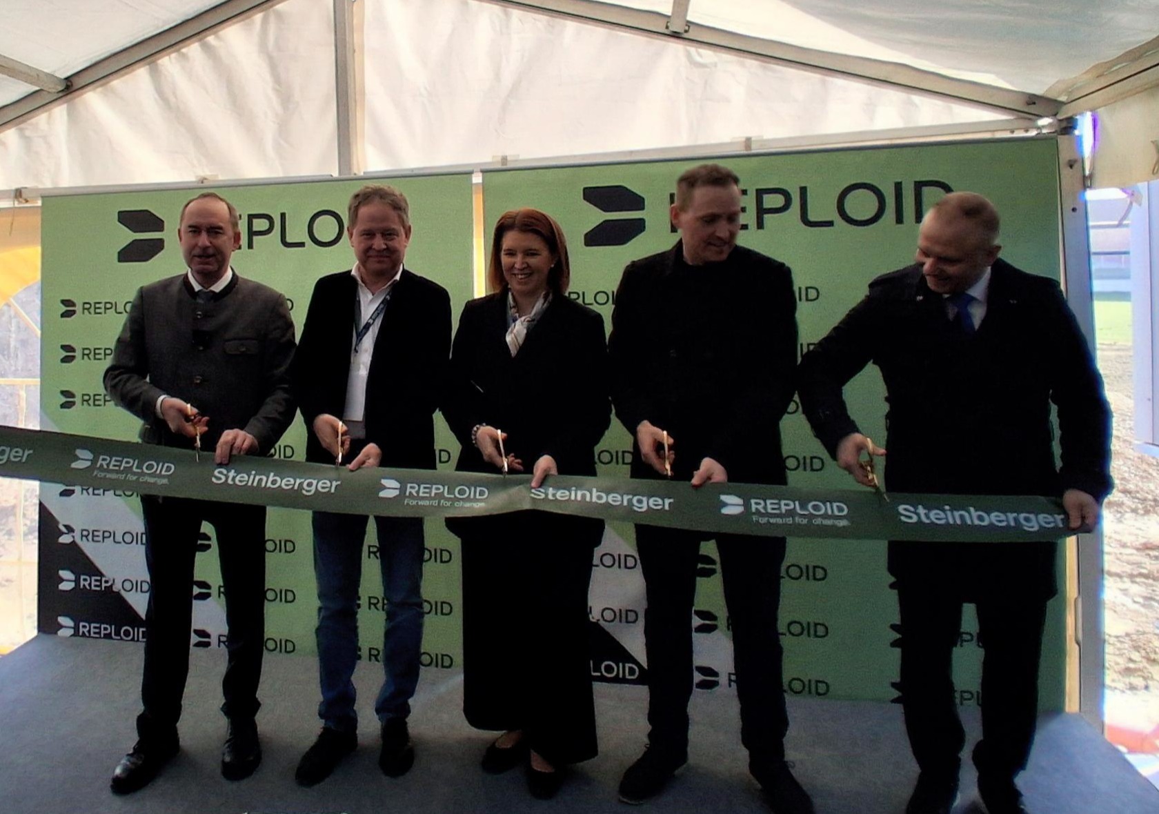 Sie eröffneten die weltweit erste modulare und skalierbare Insektenmastanlage in Burghausen (v l ): Wirtschaftsminister Hubert Aiwanger, Burghausens Erster Bürgermeister Florian Schneider, die oberösterreichische Landesrätin Michaela Langer Weninger und Philip Pauer, CEO von REPLOID Group AG 