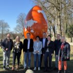 Eröffnung mit erstem Bürgermeister Florian Schneider (3 v li ), Geschäftsführerin Sigrid Resch (4 v li ) und vielen Eier Paten 