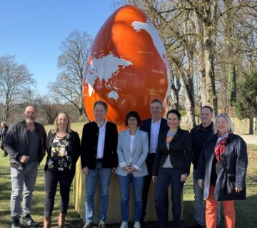 Eröffnung mit erstem Bürgermeister Florian Schneider (3 v li ), Geschäftsführerin Sigrid Resch (4 v li ) und vielen Eier Paten 