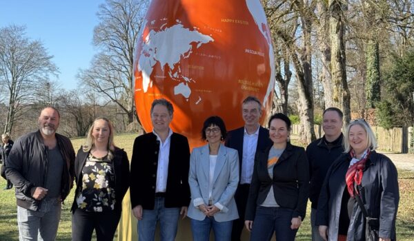 Eröffnung mit erstem Bürgermeister Florian Schneider (3.v.li.), Geschäftsführerin Sigrid Resch (4.v.li.) und vielen Eier-Paten.