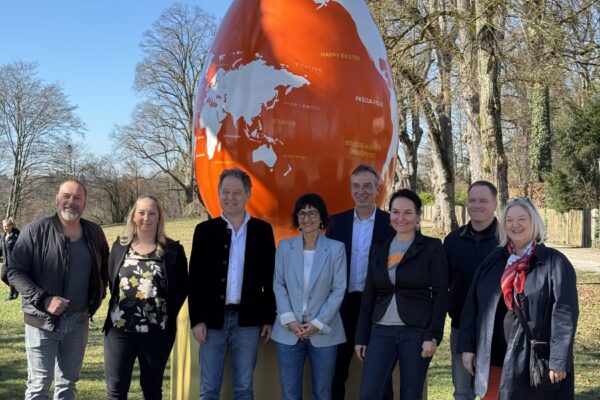 Eröffnung mit erstem Bürgermeister Florian Schneider (3.v.li.), Geschäftsführerin Sigrid Resch (4.v.li.) und vielen Eier-Paten.