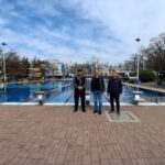 Das Becken ist voll und beheizt, alles ist bereit für die Schwimmer – darüber freuen sich (v l ) Florian Moser, Technischer Bäderleiter, Erster Bürgermeister Florian Schneider sowie Stefan Sajdak, kaufmännischer Bäderleiter  Fotocredit: Stadt Burghausen/ tg