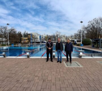 Das Becken ist voll und beheizt, alles ist bereit für die Schwimmer – darüber freuen sich (v l ) Florian Moser, Technischer Bäderleiter, Erster Bürgermeister Florian Schneider sowie Stefan Sajdak, kaufmännischer Bäderleiter  Fotocredit: Stadt Burghausen/ tg