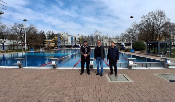 Das Becken ist voll und beheizt, alles ist bereit für die Schwimmer – darüber freuen sich (v.l.) Florian Moser, Technischer Bäderleiter, Erster Bürgermeister Florian Schneider sowie Stefan Sajdak, kaufmännischer Bäderleiter. Fotocredit: Stadt Burghausen/ tg