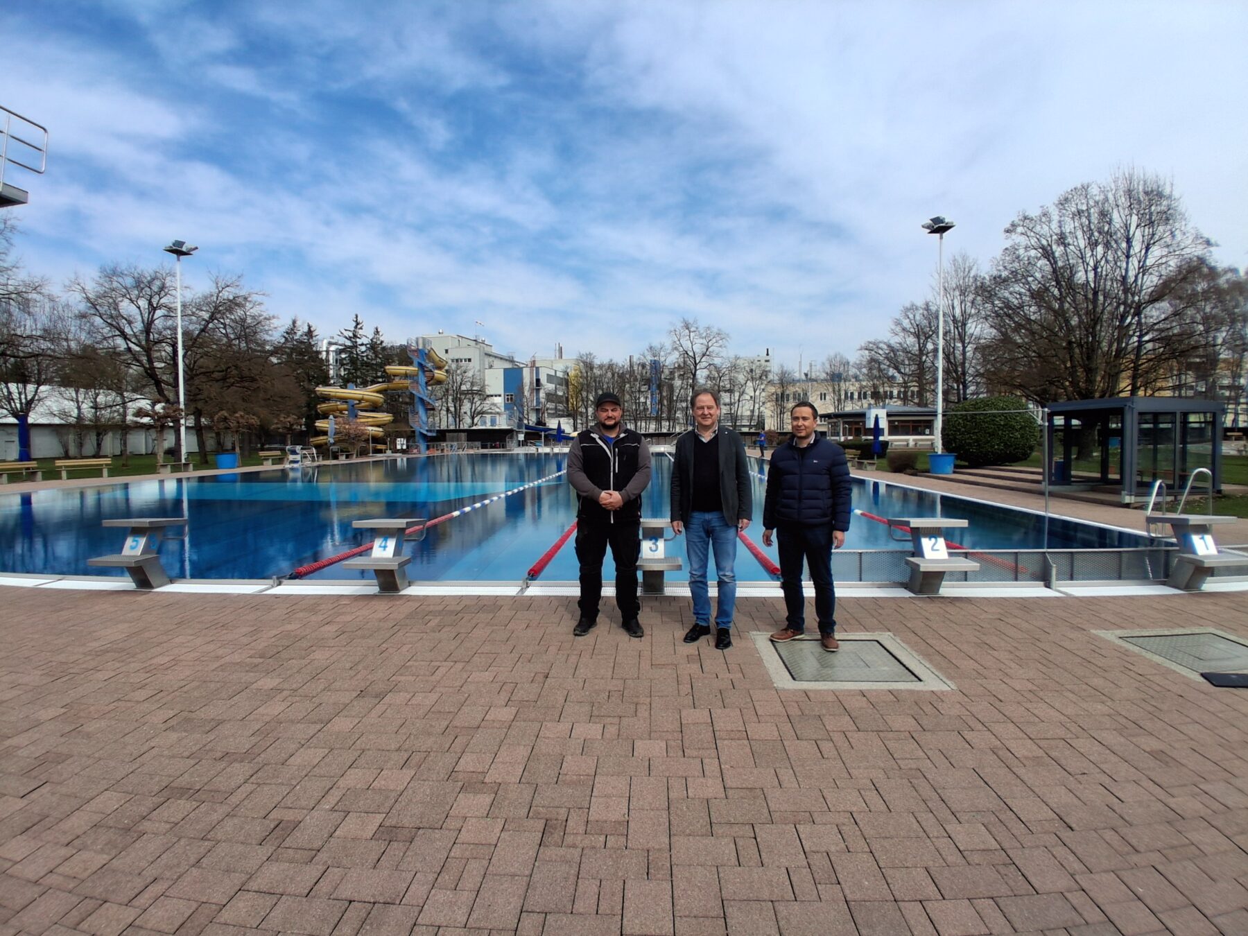 Das Becken ist voll und beheizt, alles ist bereit für die Schwimmer – darüber freuen sich (v l ) Florian Moser, Technischer Bäderleiter, Erster Bürgermeister Florian Schneider sowie Stefan Sajdak, kaufmännischer Bäderleiter  Fotocredit: Stadt Burghausen/ tg