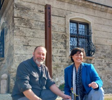 Bauhofleiter Peter Schweikl und Elina Weinmann mit einer der gespendeten Pflanzen im TUM Akademiezentrum in Raitenhaslach: Zukünftig wird der Burghauser Rosenstock im Garten der Hans Albers Villa am Starnberger See blühen  Fotocredit: Stadt Burghausen