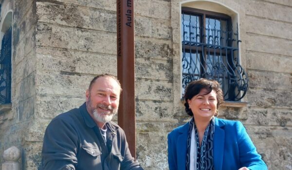 2026_03_31_PM 63 Stadt Burghausen Rosenübergabe TUM Junge Akademie Bauhofleiter Peter Schweikl und Elina Weinmann mit einer der gespendeten Pflanzen im TUM Akademiezentrum in Raitenhaslach: Zukünftig wird der Burghauser Rosenstock im Garten der Hans-Albers-Villa am Starnberger See blühen. Fotocredit: Stadt Burghausen