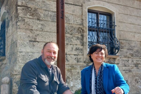 2026_03_31_PM 63 Stadt Burghausen Rosenübergabe TUM Junge Akademie Bauhofleiter Peter Schweikl und Elina Weinmann mit einer der gespendeten Pflanzen im TUM Akademiezentrum in Raitenhaslach: Zukünftig wird der Burghauser Rosenstock im Garten der Hans-Albers-Villa am Starnberger See blühen. Fotocredit: Stadt Burghausen