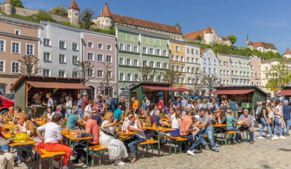 Am Burghauser Stadtplatz duftet es nach frischem Brot und feinen Brotgewürzen.