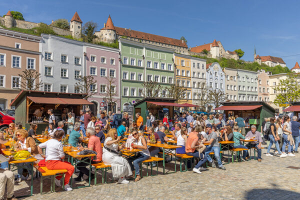 Am Burghauser Stadtplatz duftet es nach frischem Brot und feinen Brotgewürzen.