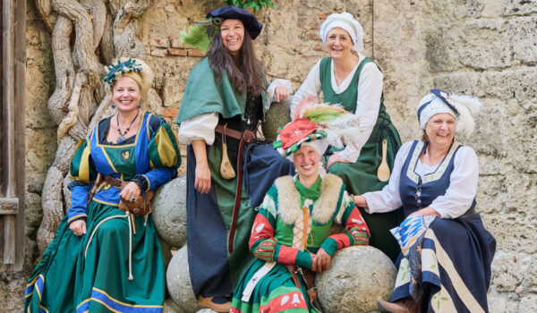 Die Burghauser Gästeführer freuen sich auf schon auf die öffentlichen Burgführungen, die ab 14. März beginnen. Fotocredit: Burghauser Touristik