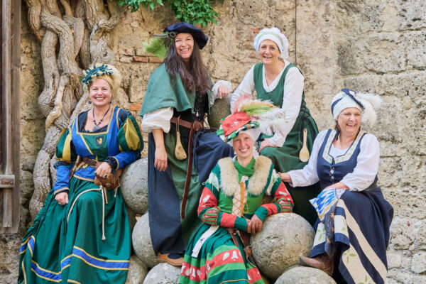 Die Burghauser Gästeführer freuen sich auf schon auf die öffentlichen Burgführungen, die ab 14. März beginnen. Fotocredit: Burghauser Touristik