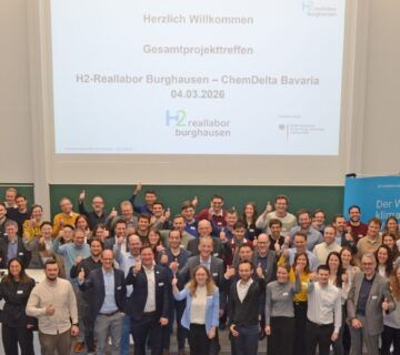 Jahrestreffen des Reallabor Projekts im Zeichen des Technologietransfers von der Wissenschaft zur Industrie: Im Audimax des Campus Burghausen trafen sich rund 100 Forschende von den Wissenschafts  und Industriepartnern des Projekts H2 Reallabor Burghausen – ChemDelta Bavaria  (Foto: M  Koch)