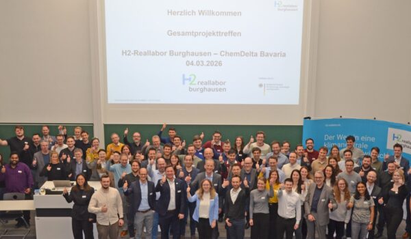 Jahrestreffen des Reallabor-Projekts im Zeichen des Technologietransfers von der Wissenschaft zur Industrie: Im Audimax des Campus Burghausen trafen sich rund 100 Forschende von den Wissenschafts- und Industriepartnern des Projekts H2-Reallabor Burghausen – ChemDelta Bavaria. (Foto: M. Koch)