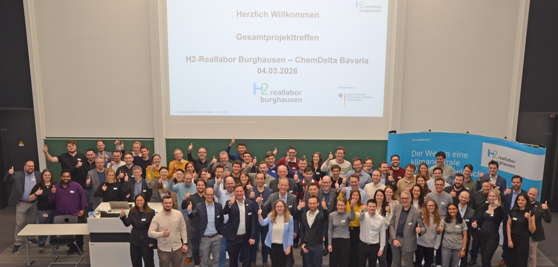 Jahrestreffen des Reallabor Projekts im Zeichen des Technologietransfers von der Wissenschaft zur Industrie: Im Audimax des Campus Burghausen trafen sich rund 100 Forschende von den Wissenschafts  und Industriepartnern des Projekts H2 Reallabor Burghausen – ChemDelta Bavaria  (Foto: M  Koch)