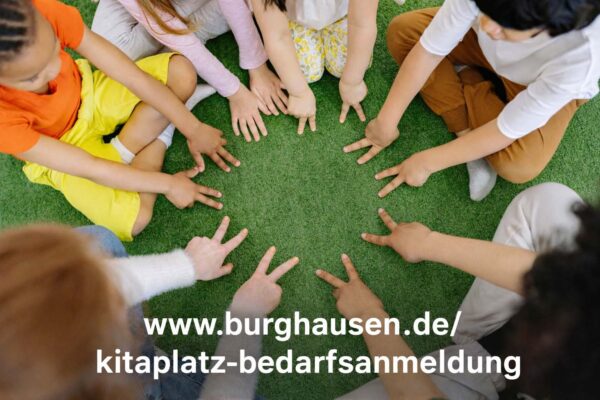 Kinder im Kreis auf grünem Rasen Ein reichhaltiges Bildungsangebot erwartet die Kleinsten in den Burghauser Kitas – Neu: Platzsharing in der Pestalozzi-Krippe