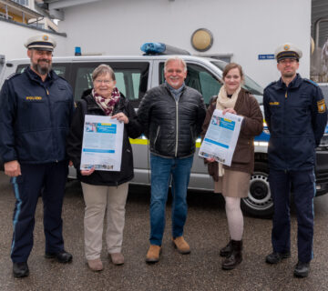 Erster Hauptkommissar und Dienststellenleiter der Polizei Burghausen Peter Spiegelsberger (v l ), AG Senioren Hannelore Gruber, Seniorenreferent Heinz Donner, Quartiersmanagerin bzw  Leiterin Seniorenbüro Burghausen Veronika Alfranseder sowie Sachbearbeiter Verkehr an der PI Burghausen Polizist Thomas Brodschelm  Fotocredit: Stadt Burghausen / köx