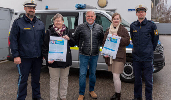 Erster Hauptkommissar und Dienststellenleiter der Polizei Burghausen Peter Spiegelsberger (v.l.), AG Senioren Hannelore Gruber, Seniorenreferent Heinz Donner, Quartiersmanagerin bzw. Leiterin Seniorenbüro Burghausen Veronika Alfranseder sowie Sachbearbeiter Verkehr an der PI Burghausen Polizist Thomas Brodschelm. Fotocredit: Stadt Burghausen / köx