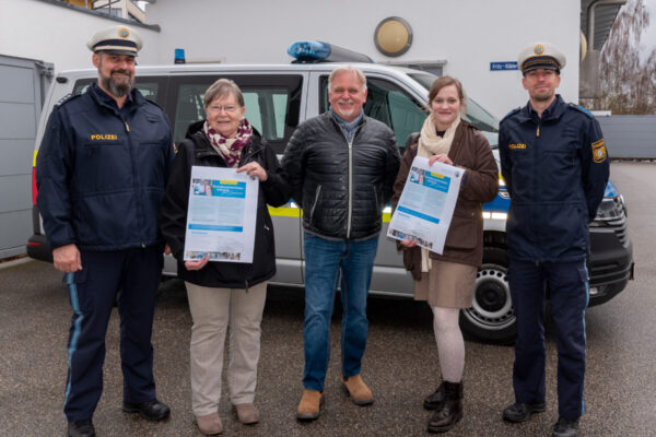 PM 44 Stadt Burghausen Verkehrssicherheitstraining mit der Polizei für Senioren Erster Hauptkommissar und Dienststellenleiter der Polizei Burghausen Peter Spiegelsberger (v.l.), AG Senioren Hannelore Gruber, Seniorenreferent Heinz Donner, Quartiersmanagerin bzw. Leiterin Seniorenbüro Burghausen Veronika Alfranseder sowie Sachbearbeiter Verkehr an der PI Burghausen Polizist Thomas Brodschelm. Fotocredit: Stadt Burghausen / köx