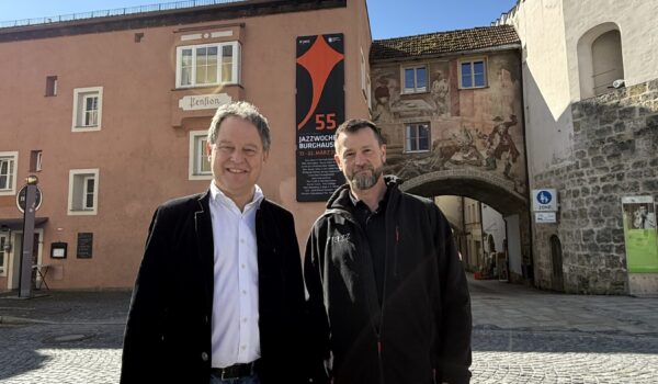 Erster Bürgermeister Florian Schneider und IG Jazz e.V. Vorsitzender Alex Hauf freuen sich schon sehr auf die 55. Internationale Jazzwoche Burghausen e.V. und darauf, dass die vielen Burghauser Wahlhelfer dabei sein können. Fotocredit: Stadt Burghausen / Königseder