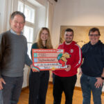 Foto: Erster Bürgermeister Florian Schneider (li ) übergibt gemeinsam mit Richard und Michael Noll (re ) den Scheck an Silvana Morgenstern von BALU  Michael Noll wird die Abteilungsleitung von seinem Vater übernehmen  Fotocredit: Stadt Burghausen / Königseder