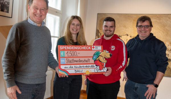 Foto: Erster Bürgermeister Florian Schneider (li.) übergibt gemeinsam mit Richard und Michael Noll (re.) den Scheck an Silvana Morgenstern von BALU. Michael Noll wird die Abteilungsleitung von seinem Vater übernehmen. Fotocredit: Stadt Burghausen / Königseder