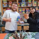 FZH Leiter Marcel Anslinger und FÖJlerin Lena Tettenborn freuen sich über viele Tontopfspenden, um mit den Kindern im Osterferienprogramm bunte Insektenhotels basteln zu können  Fotocredit: Stadt Burghausen/tg