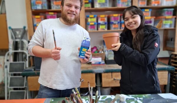 FZH-Leiter Marcel Anslinger und FÖJlerin Lena Tettenborn freuen sich über viele Tontopfspenden, um mit den Kindern im Osterferienprogramm bunte Insektenhotels basteln zu können. Fotocredit: Stadt Burghausen/tg