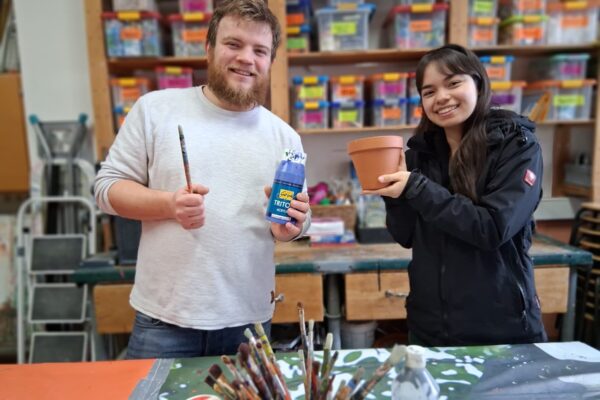 FZH-Leiter Marcel Anslinger und FÖJlerin Lena Tettenborn freuen sich über viele Tontopfspenden, um mit den Kindern im Osterferienprogramm bunte Insektenhotels basteln zu können. Fotocredit: Stadt Burghausen/tg