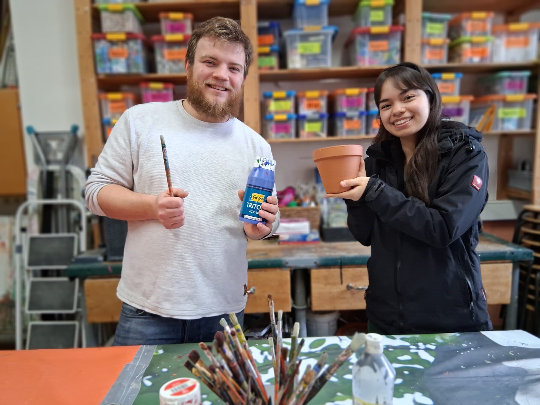 FZH Leiter Marcel Anslinger und FÖJlerin Lena Tettenborn freuen sich über viele Tontopfspenden, um mit den Kindern im Osterferienprogramm bunte Insektenhotels basteln zu können  Fotocredit: Stadt Burghausen/tg