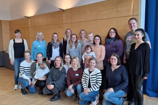 PM 54 Stadt Burghausen 20260312_Elternbeiräte_Frühstück Stehen für ein gutes Miteinander, soziale Projekte und Spass: die Elternbeiräte der Burghauser Kitas und Familienreferentin Doris Graf. Fotocredit: Stadt Burghausen/Haus der Familie