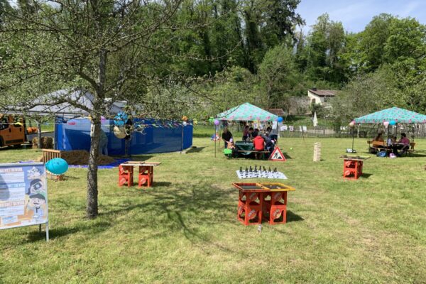 PM 64 Spielmobil Einsatz Raitenhaslach Anslinger Das Spielmobil des Freizeitheims Burghausen macht Station in Raitenhaslach und sorgt mit kreativen Spielangeboten, Mitmachaktionen und viel Platz zum Austoben für einen abwechslungsreichen Nachmittag für Kinder und Familien.