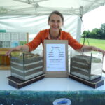 Walter mit Regenwurmterrarien Sommer 2013 auf einer Veranstaltung