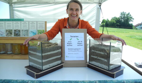 Walter mit Regenwurmterrarien_Sommer 2013 auf einer Veranstaltung