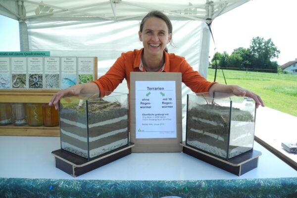 Walter mit Regenwurmterrarien_Sommer 2013 auf einer Veranstaltung Walter mit Regenwurmterrarien_Sommer 2013 auf einer Veranstaltung