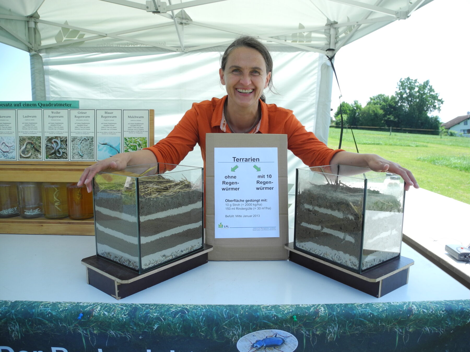 Walter mit Regenwurmterrarien Sommer 2013 auf einer Veranstaltung