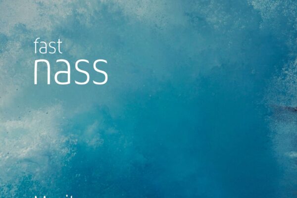 fast nass Ausstellung Moritz Holfelder ∙ fast nass am Samstag, 14. März 2026 um 19 Uhr im Haus der Fotografie Burghausen. Ein Foto muss nicht auf den ersten Blick überwältigen, es soll animieren, darin etwas zu entdecken, was man anfangs nicht gesehen hat. Ein Detail. Einen Lichtfleck. Ein Element, das dort nicht hingehört. Ein konstruktives Prinzip in der Natur. Je länger man ein Bild betrachtet, umso komplexer wird es. Moritz Holfelder