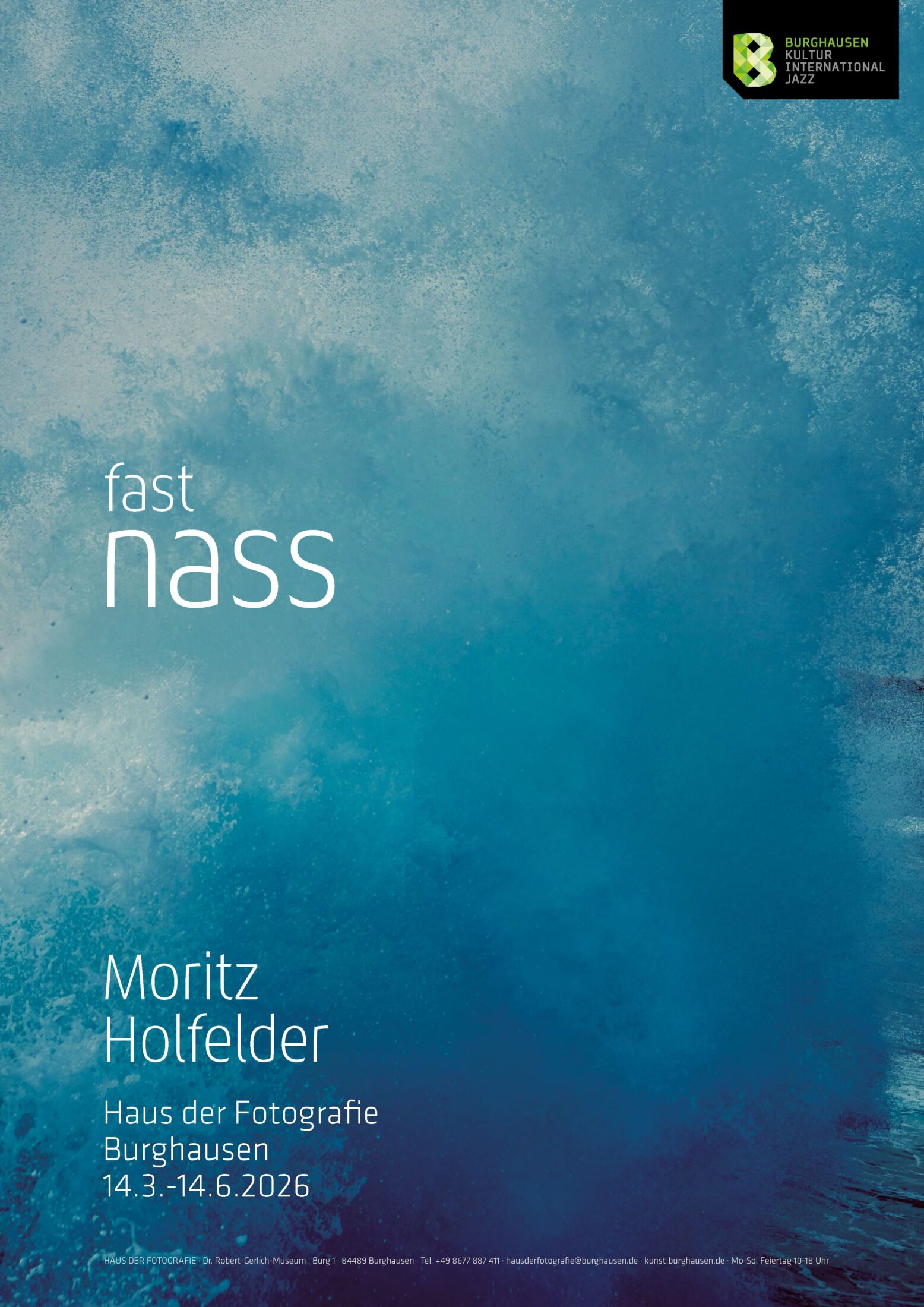 Ausstellung Moritz Holfelder ∙ fast nass am Samstag, 14  März 2026 um 19 Uhr im Haus der Fotografie Burghausen  Ein Foto muss nicht auf den ersten Blick überwältigen, es soll animieren, darin etwas zu entdecken, was man anfangs nicht gesehen hat  Ein Detail  Einen Lichtfleck  Ein Element, das dort nicht hingehört  Ein konstruktives Prinzip in der Natur  Je länger man ein Bild betrachtet, umso komplexer wird es  Moritz Holfelder