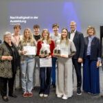 Große Freude herrschte im Berufsbildungswerk bei der offiziellen Preisverleihung (v l ): Holger Hackbarth, Sieglinde Foidl Dreißer, Georg Biber, Lina Mohr, Lukas Bürgel, Angelika Grimm, Hannes Lindner, Siglinde Horn, Richard Stubenvoll, Prof  Dr  Barbara Kreis Engelhardt und Peter Gigler 